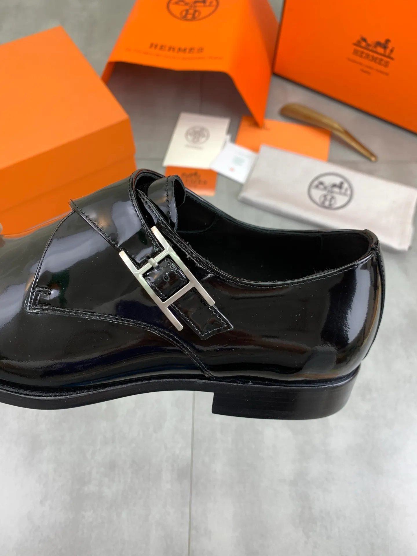 Factory price P940 💰💎💎💎 Original genuine leather outsole Brand: Hermès Grade: Same as the official website Original quality materials: Original soft calfskin Water-dyed cowhide lining Original Italian genuine leather outsole Style categories: Men's fashion Formal casual leather shoes Slip-on men's shoes series Young fashion European and American trends British style Code number: 39-45 (38.46 can be customized)
